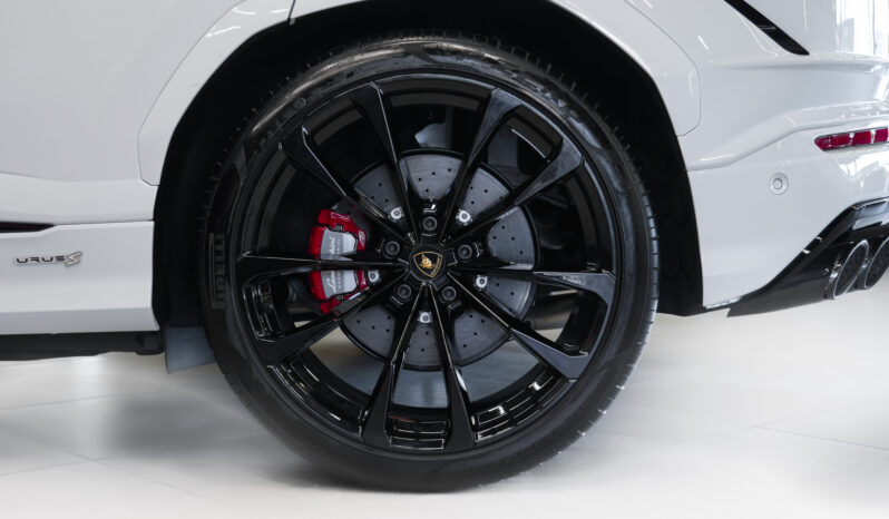 
								Lamborghini Urus full									